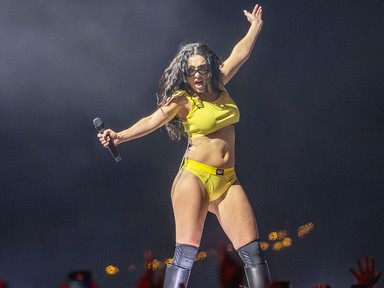 Charli XCX gyakorlatilag fehérneműben lépett fel a Szigeten, nem sokat bízott a képzeletre az énekesnő