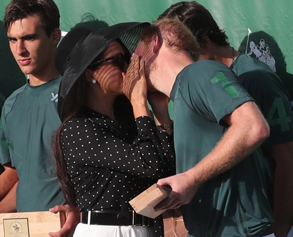  Egy forró csókkal köszöntötte Meghan Harry herceget a győzelem alkalmából