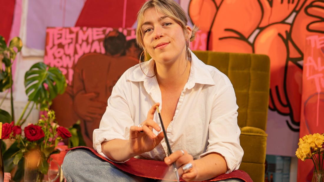 Az emberi test és szexualitás tárgyalása gyakran tabunak számít a művészetben, annak természetes alapvetősége ellenére. Fülöp Luca festőművész ezen a téren provokatív munkáival feszegeti a határokat és hívja fel a figyelmet az elfogadás szükségességére.