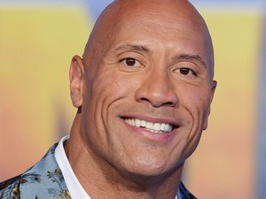Dwayne Johnson virágos öltönyét még mi is megirigyelnénk!