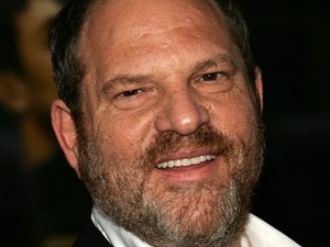 Még viccnek is rossz:´Weinstein ártatlan´ feliratú pólót viselt a vörös szőnyegen ez a rendező