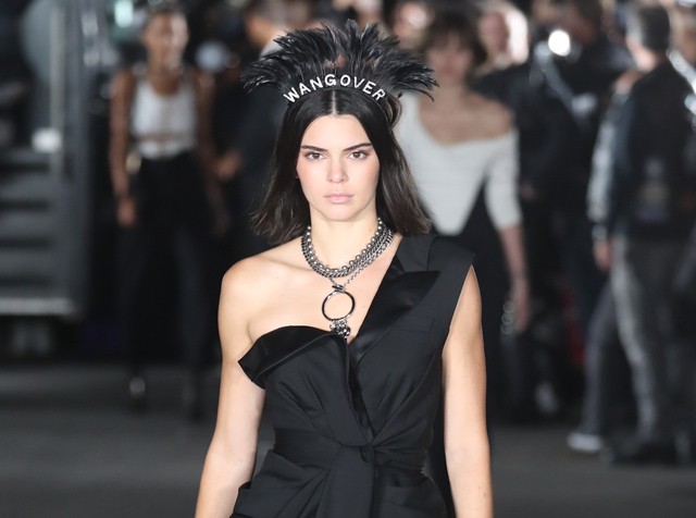 Kendall Jenner viselte a kifutóna Wangover feliratú kiegészítőt. A sztorik fényében gyomorforgató húzás a tervezőtől