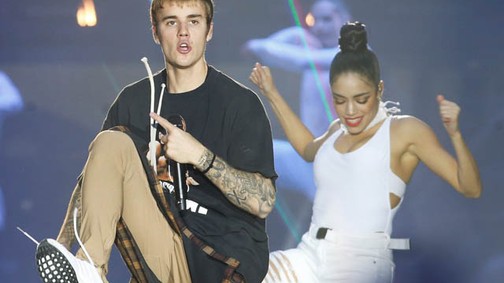A sztárok mentális szétesése - Justin Bieber ököllel verte a rajongóját