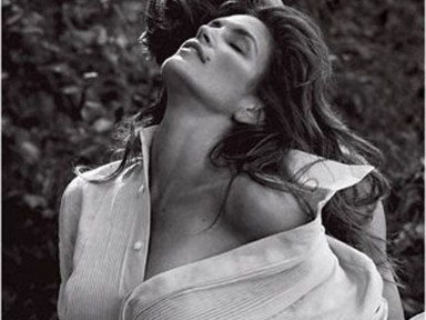 Forró fotók - 47 évesen vetkőzik a szupermodell