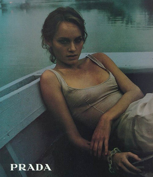Amber Valletta 1997-ben egy Prada kampányban