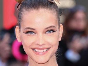 Palvin Barbara megérkezett Velencébe, és szépségétől elájulsz