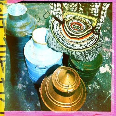 Tejesköcsögök és kötött minta a táskákon is. Egzotikus hangulatot eredményezett a múzeumi térben. Fotó: Jean-Luc Dupont/Paris