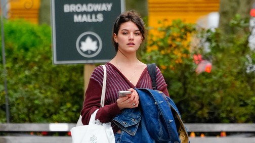 18 éves Surie Cruise úgy fest a báli ruhájában, mintha csak Katie Holmes klónja lenne