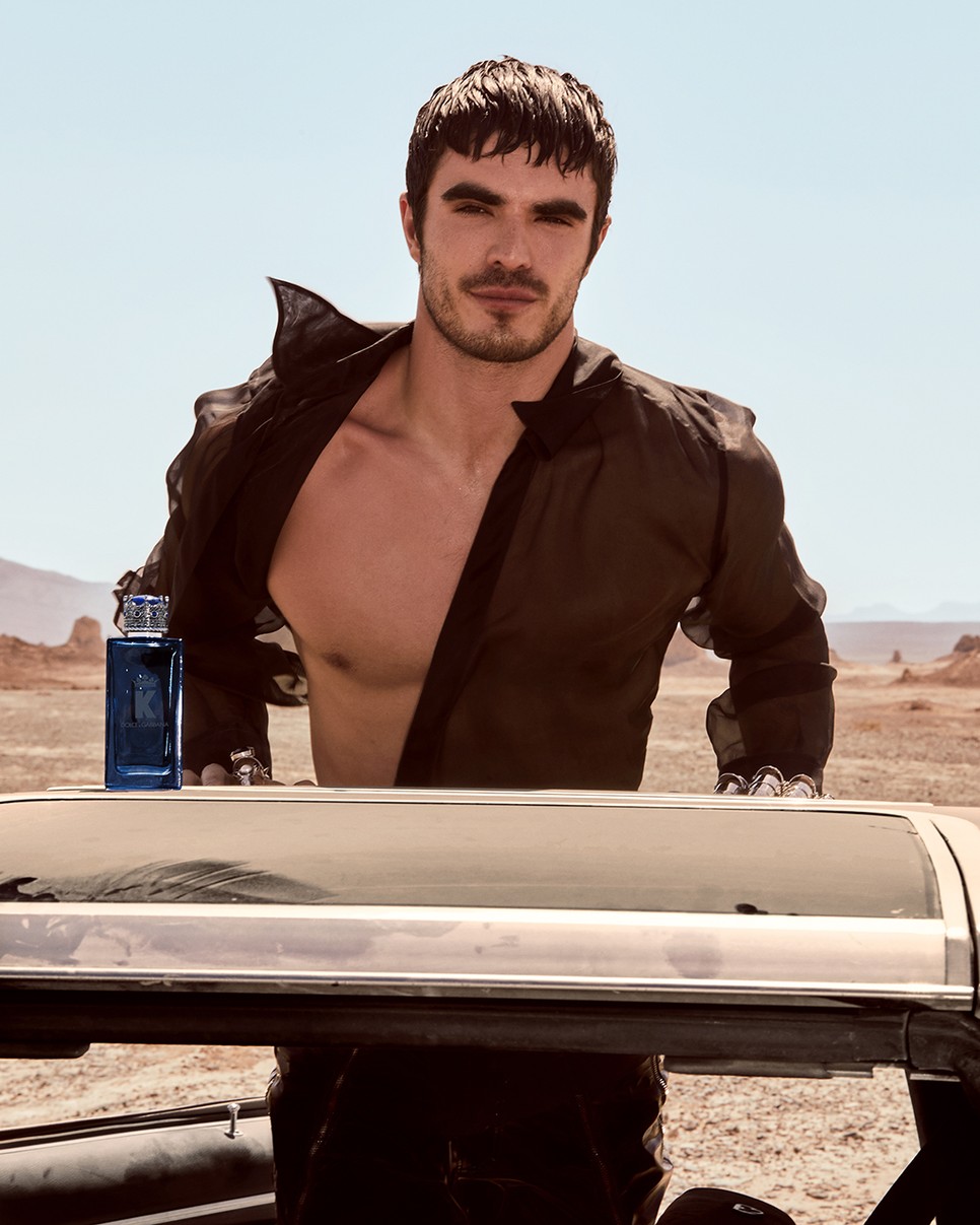 DG FF KQ 24 EXTRA CONTENTS MODEL MALE WITH PRODUCT 2H6A7368 JPEG RGB 300 4 5