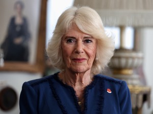 Ezt nem láttuk jönni: Kamilla királyné is belekóstolt a meztelenruha-trendbe