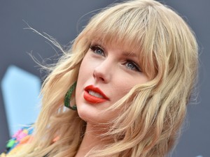 Taylor Swift vagány Max Mara öltönyben ünnepelte saját rendezését a filmfesztiválon