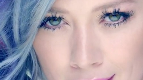 Hilary Duff új klipjén tinderes fiúkkal randizik!