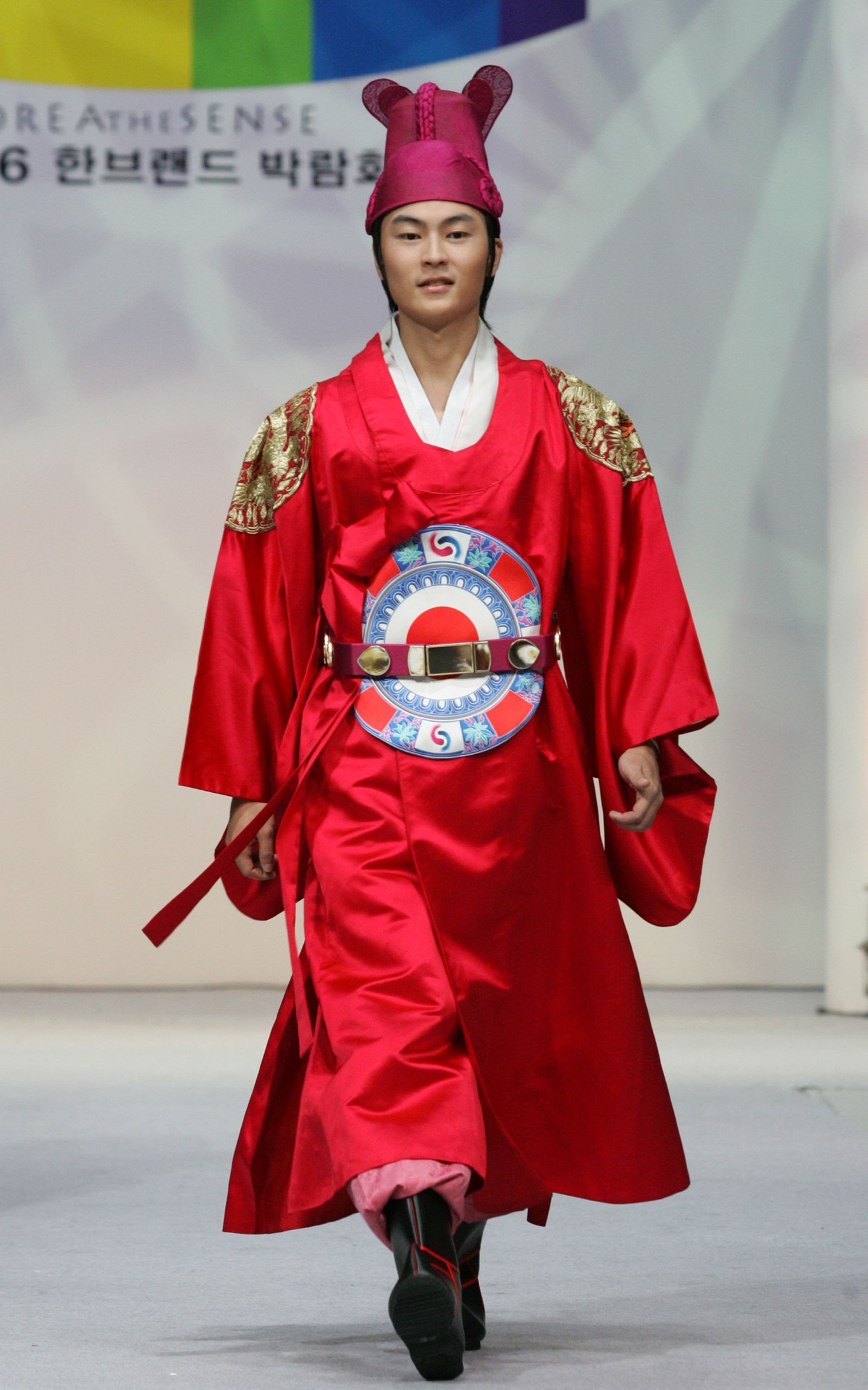 És végül egy kakukktojás, mert nem is igazán szoknya, mint inkább egy bő hálóingre emlékeztető ruha: a Dél-Koreában hordott nemzeti öltözék