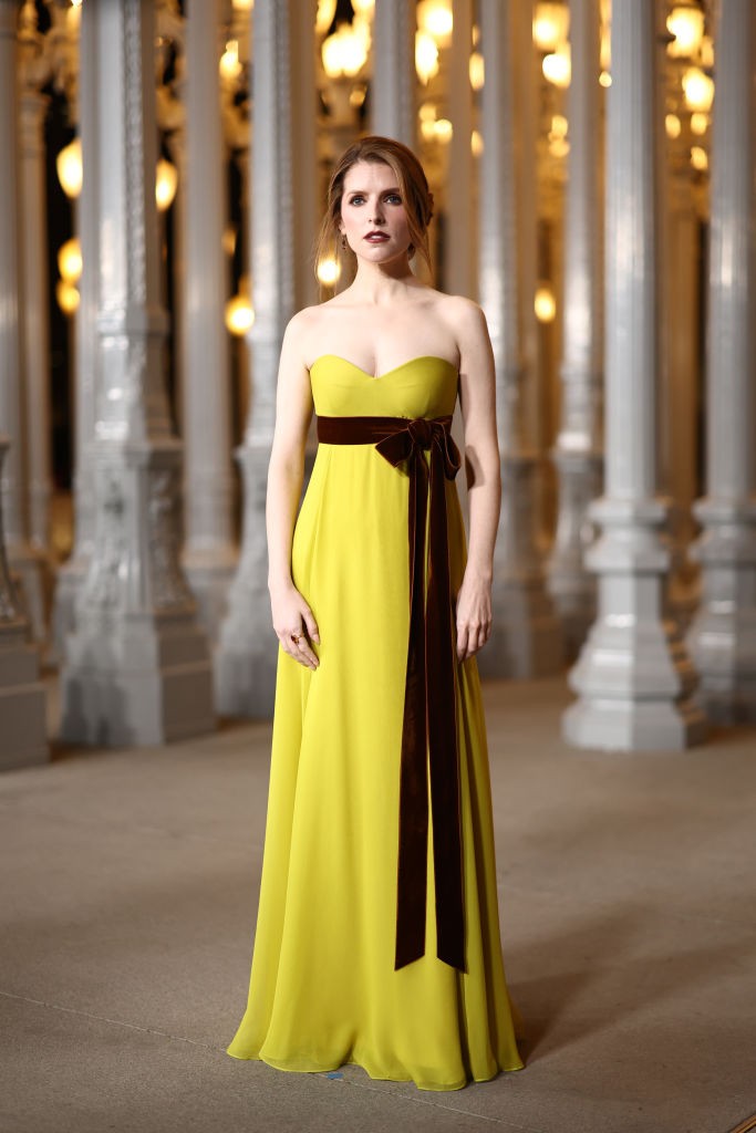 Anna Kendrick egy mustársárga Oscar de la Renta ruhában tündökölt, amit egy sötétbarna, bársony masni díszített. 