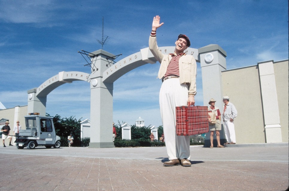 Truman Burbank élete leányálom. Egészen addig, amíg furcsaságok kezdenek el történni vele