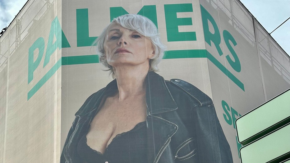 A Palmers hirdetésén egy ötven feletti nő szerepel, ami remek hír mindannyiunknak