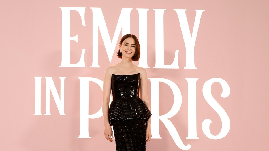 Lily Collins nem fél a merész választásoktól, ha divatról van szó
