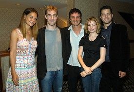 James Van Der Beek 2003-ban a Dawson és a haverok szereplőgárdájával a The WB Upfront prezentációján, Katie Holmes, Kerr Smith, Michelle Williams és Joshua Jackson oldalán. A sorozat ekkor már a befejezéséhez közeledett, de a közös évek alatt egy generáció nőtt fel velük. 