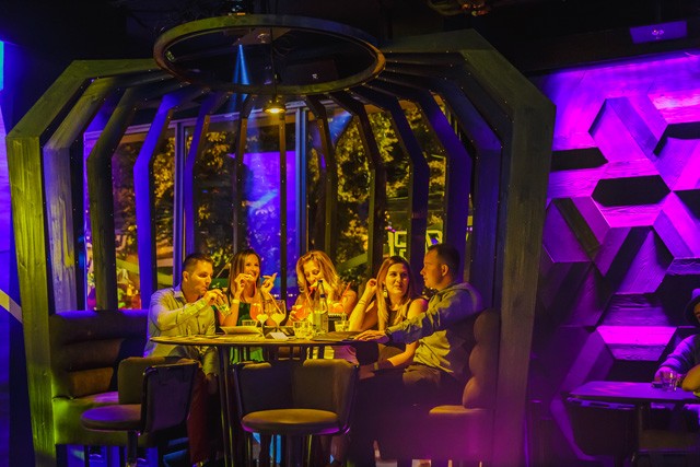 Sárgára festi az éjszakádat a legújabb budapesti klub