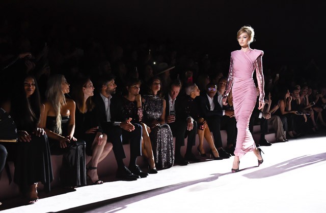 Gigi Hadid és Kendall Jenner extrarövid hajjal léptek a Tom Ford kifutójára!