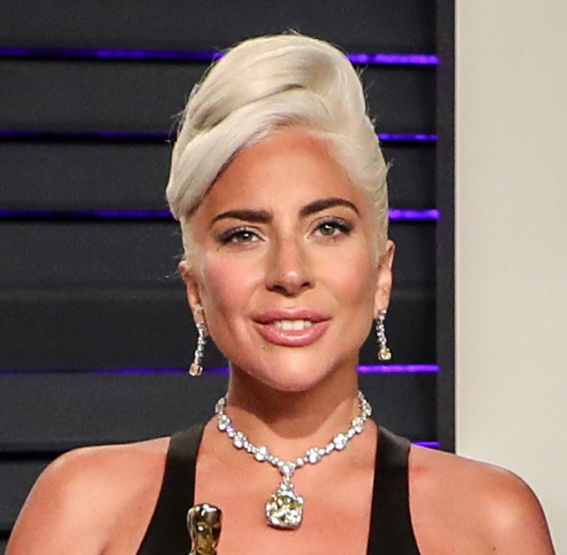 Ezt a képet látnod kell: Lady Gaga smink nélkül, rózsaszín hajjal pózol