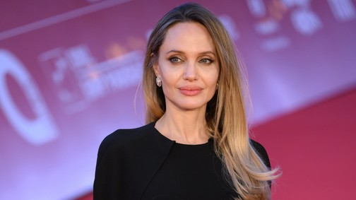 Hirtelen rá sem ismerünk Angelina Jolie fiára, Knox drasztikus frizuraváltáson esett át
