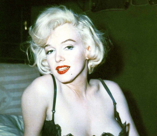 Marilyn Monroe-val kapcsolatban minden ikonikus, no de a Van, aki forrón szereti tette világsztárrá, és egyben Sugar Kane félhosszú, szőke hullámos tincsei egyszerre örök trenddé avanzsáltak