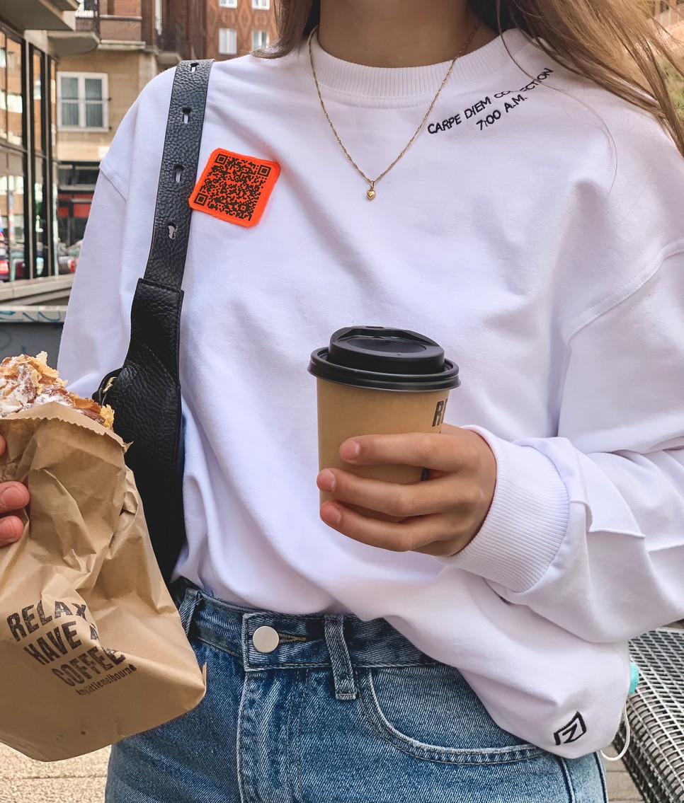 QR kód a ruhákon? Ez a módszer segíti a Z generációt a kapcsolatépítésben. 