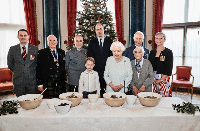 A királynő és a trónörökösök karácsonyi pudingot készítettek
