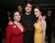 Timothée Chalamet Rachel Brosnahan és Alex Borstein gyűrűjében.
