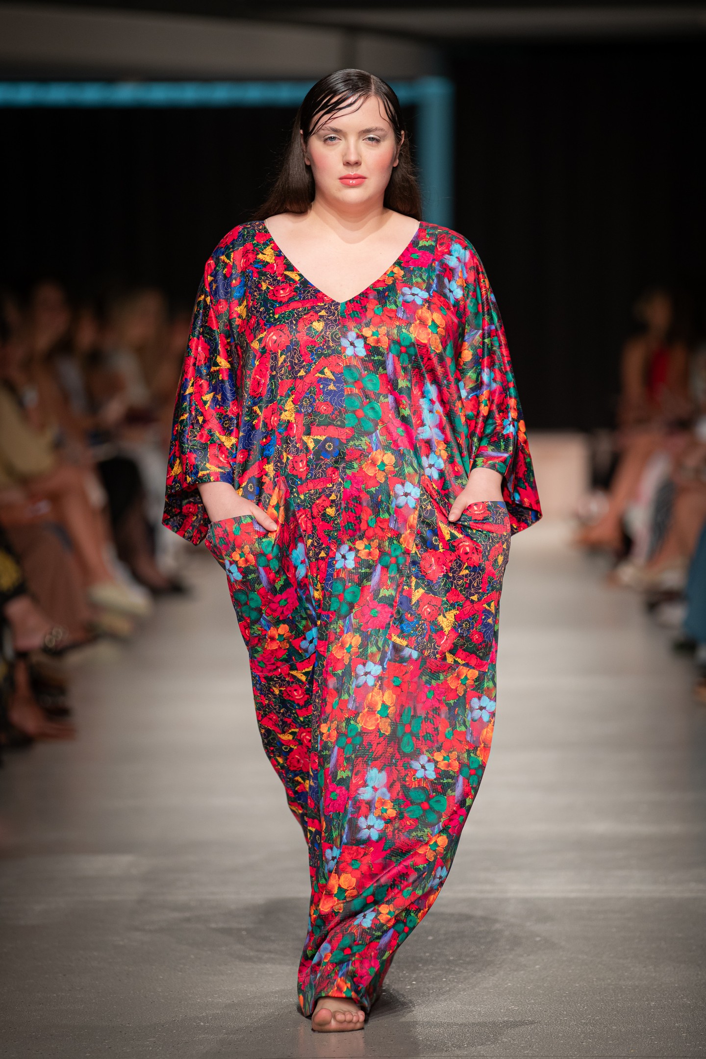 Romani Design 2025 tavasz-nyár kollekciójának bemutatója a BCEFW divathéten