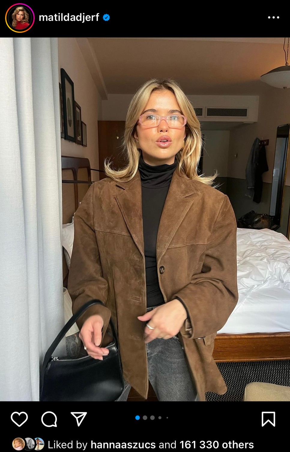 Matilda Djerf egy kifinomultabb, rózsaszín szemüvegkeretben hódol a trendnek