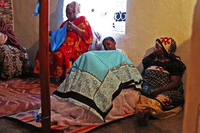 A vőlegénynek ki kell találnia, melyik a menyasszonya a lepel alatt, csupán a kezét láthatja.