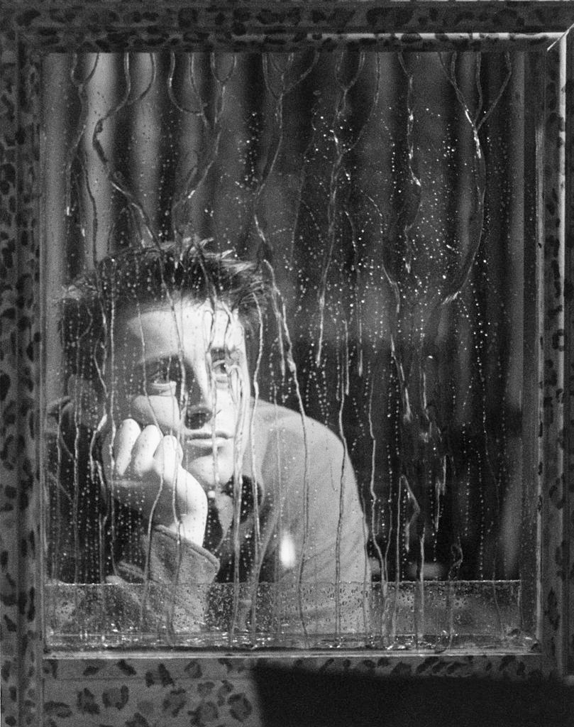 A Jóbarátok 2. évadának 17. részében (The One Where Eddie Moves In) Joey kiköltözik a fiúlakásból. Ennek oka, hogy szappanopera sztárként úgy érzi, hogy megteheti, hogy egyedül éljen egy nagyon menő lakásban. Azzal viszont nem számol, hogy Chandler hiánya szívszaggatóan szomorú lesz. 