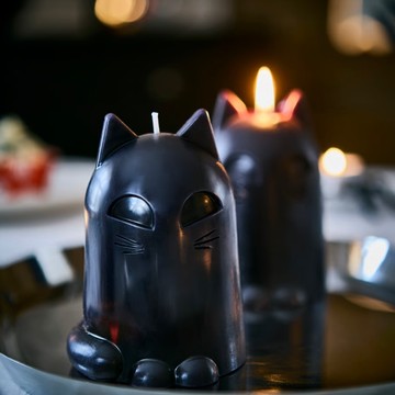 Szereted gyertyákkal és mécsesekkel megadni az alaphangulatot? Egy fekete cica alakú gyertya tökéletes halloweeni geg, mégsem túl direkt utalás -IKEA, 1990 Ft