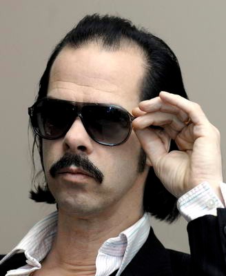 Nick Cave szigorú, divatteremtő bajusza