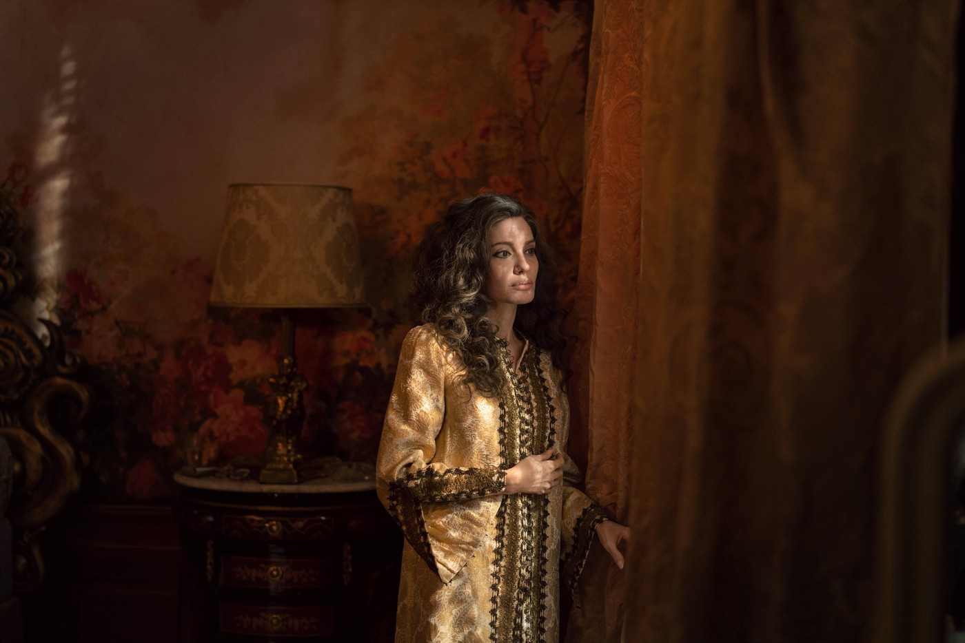 Angelina Jolie – Maria - A 49 éves színésznő Pablo Larraín rendezésében Maria Callast, a tragikus sorsú operaénekesnőt kelti életre. A szerepben énekel, érzelmeket közvetít, és lenyűgöző jelmezekben tündököl. Annak ellenére, hogy a fikcionalizált életrajzi filmek általában felkeltik az Akadémia figyelmét, Jolie nem került be a legjobb színésznő jelöltei közé.