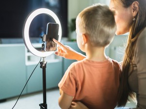 Kiskorúak, véleményvezérek és jobban keresnek, mint te - Ki a felelős influenszerré vált alfa generációért?