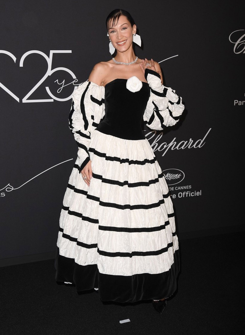  Bella Hadid egy vintázs Chanel ruhában a Chopard cannes-i partiján
