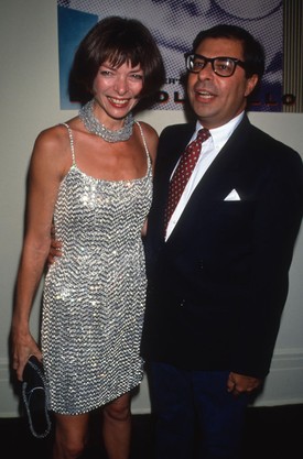 Az Andy Warhol Close Up című könyv megjelenésének New York-i party-ján káprázatos, ezüst miniruhájában szó szerint beragyogta az estét. (1990)