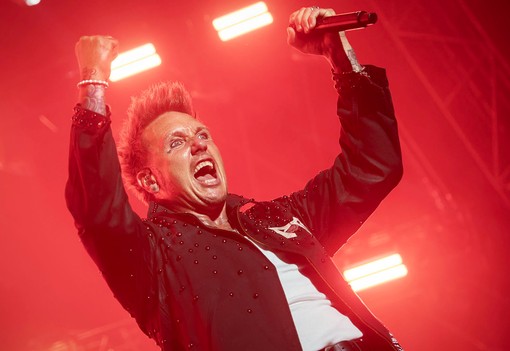 Charli XCX gyakorlatilag fehérneműben lépett fel a Szigeten, nem sokat bízott a képzeletre az énekesnő