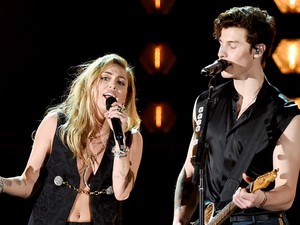 Libabőrös leszel: Miley Cyrus és Shawn Mendes produkciója egyszerűen zseniális volt a Grammy-n