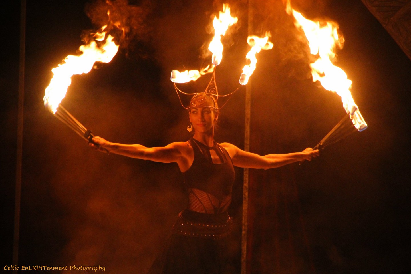 Komáromi Alexandra fellépés közben, tüzes koronában