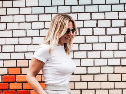 Cakó Kinga előszeretettel viseli az extravagáns ruhákat basic darabokkal