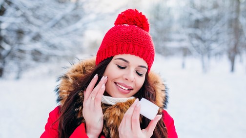 Érzékeny, száraz vagy zsíros a bőröd? Ezeket használd hideg időben - Téli arcápolási útmutatóval jövünk minden bőrtípusra
