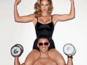 Richardson nem áll le, Refaeli kivetkőzik magából!