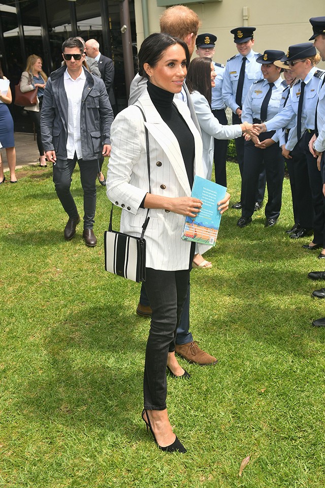 Meghan Markle zakós szettjében olyan, mintha még mindig a Briliáns elmékben szerepelne