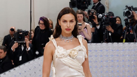 Irina Shayk rendszeresen elfelejt nadrágot felvenni, és milyen jól teszi