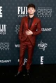 Noah Schnapp bevállalta a vörös öltönyt John Varvatos tervezőtől. Az összhatás szerintünk egészen zseniális!