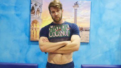 Melegpornós meztelenkedik a divatmárka kampányában